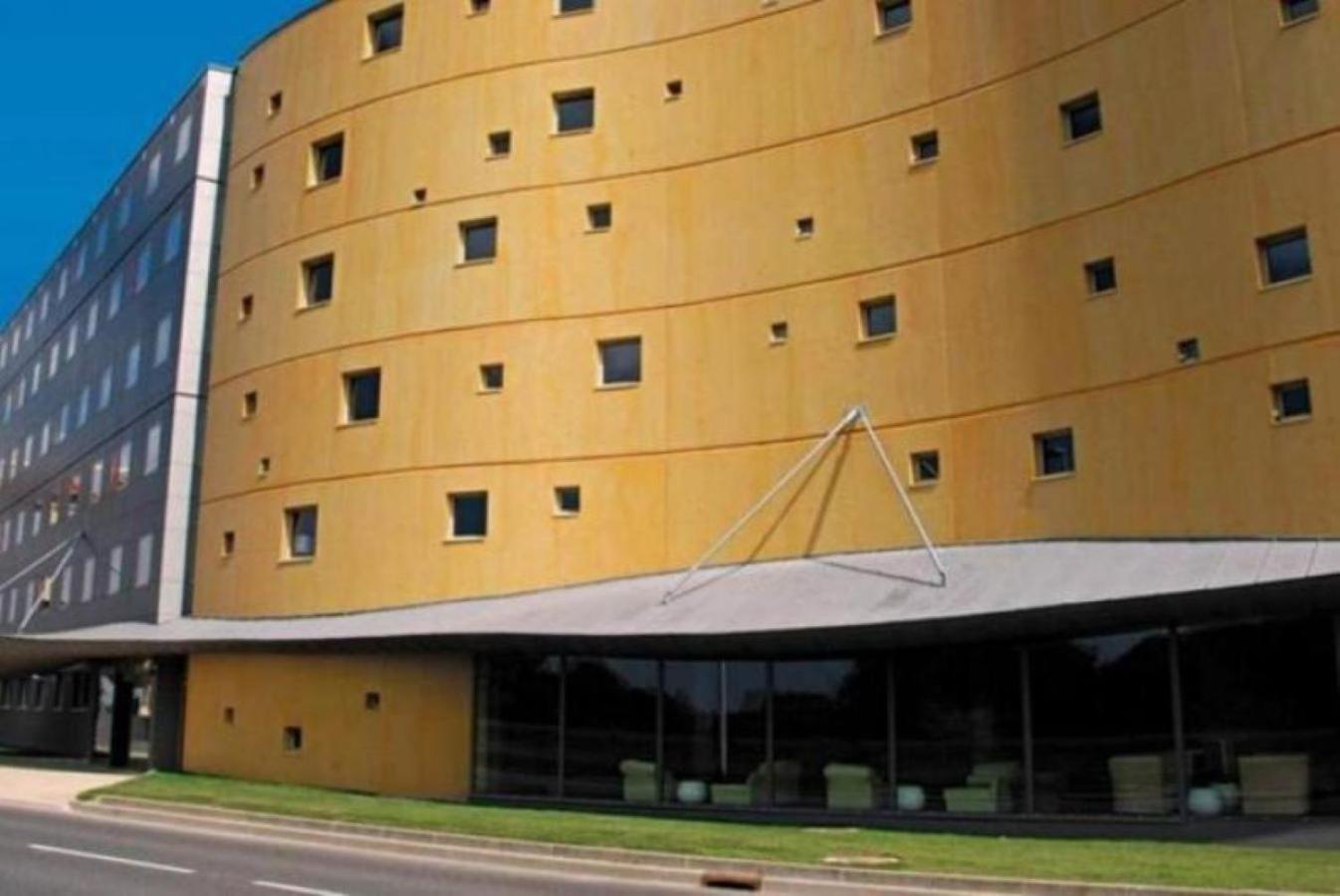Standing Hotel Suites By Actisource Roissy-en-France Bagian luar foto