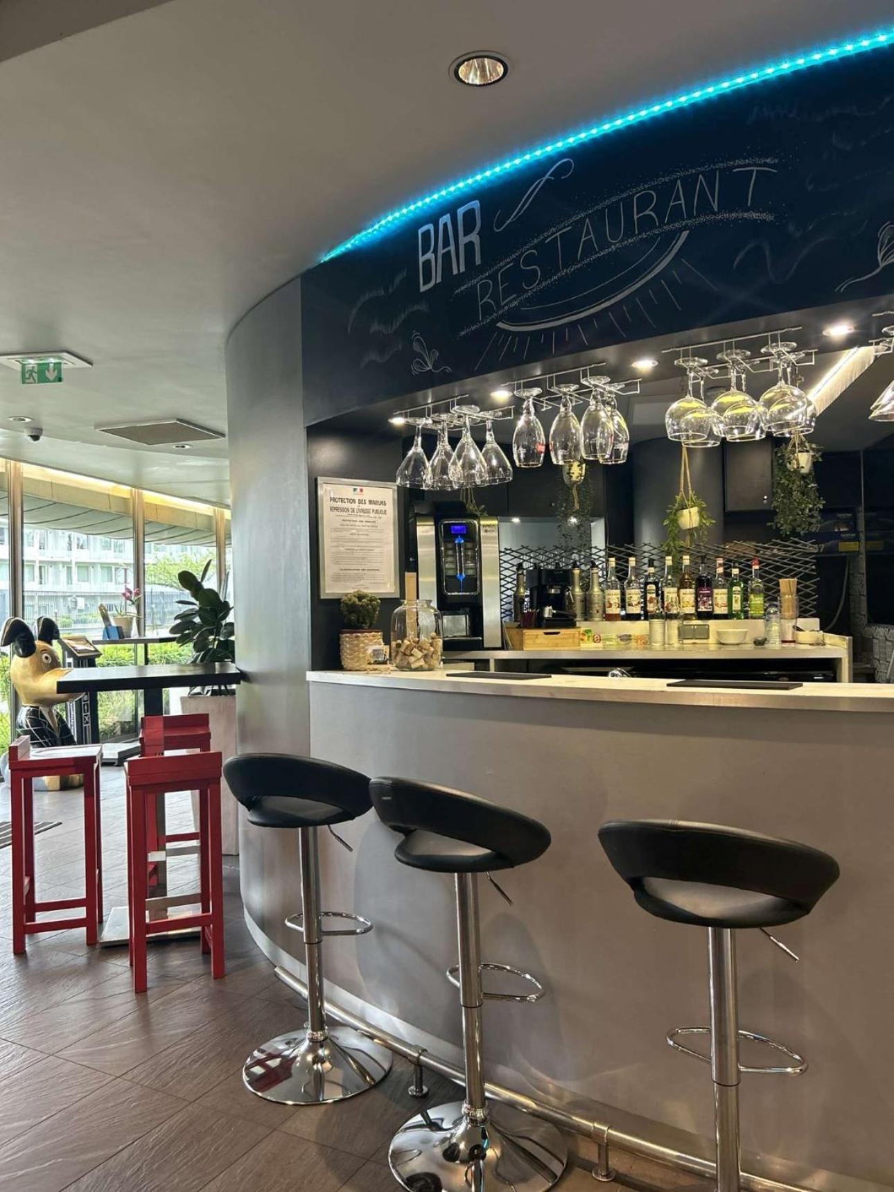 Standing Hotel Suites By Actisource Roissy-en-France Bagian luar foto