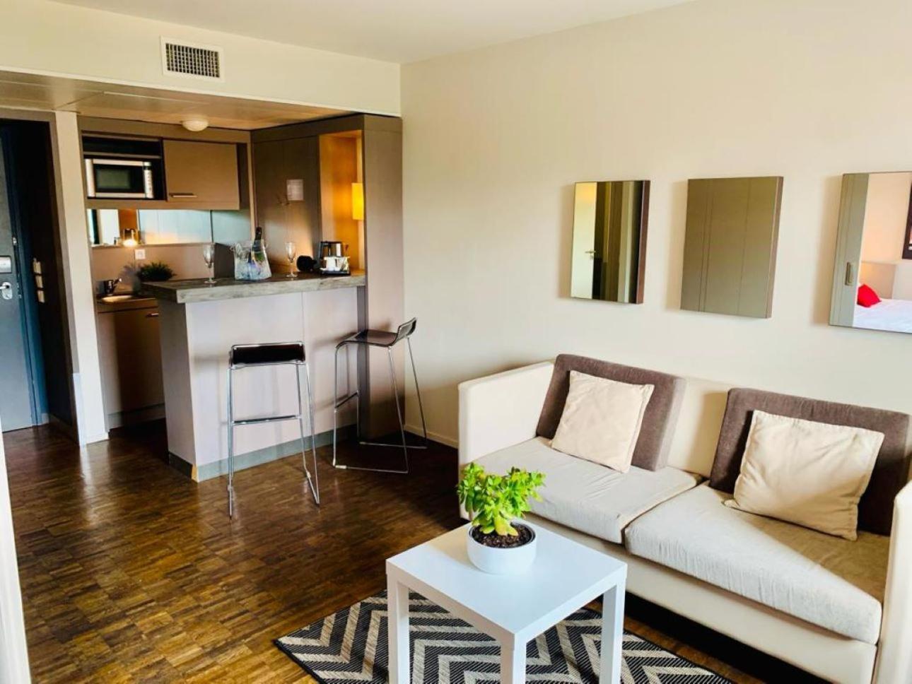 Standing Hotel Suites By Actisource Roissy-en-France Bagian luar foto