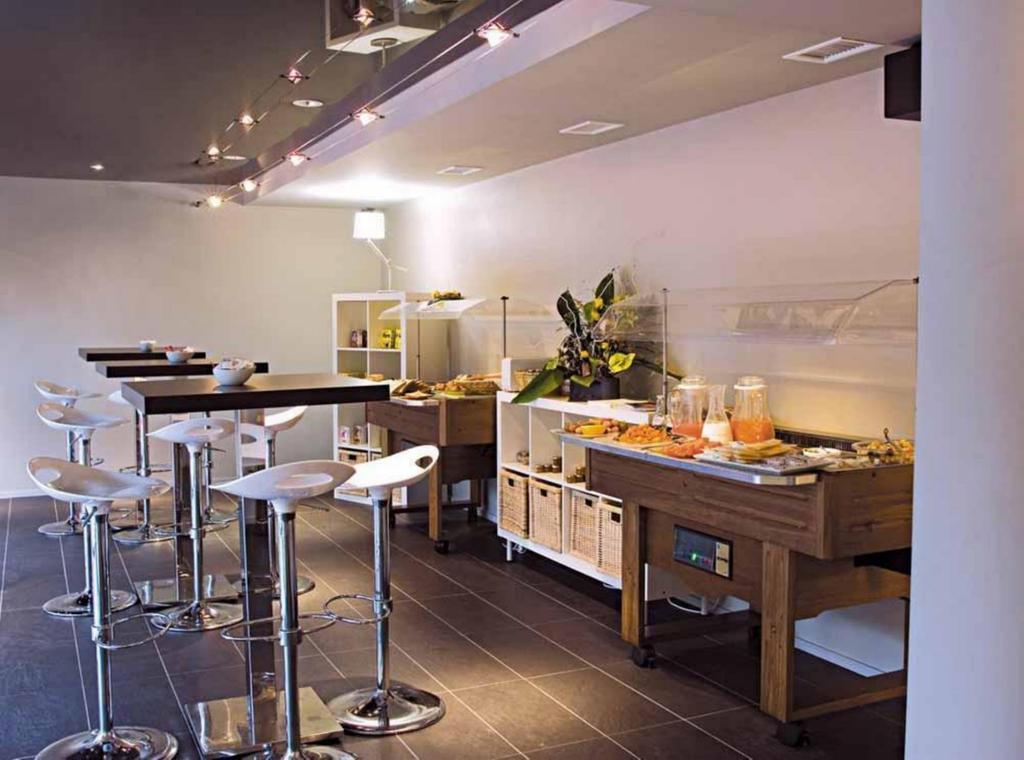 Standing Hotel Suites By Actisource Roissy-en-France Restoran foto